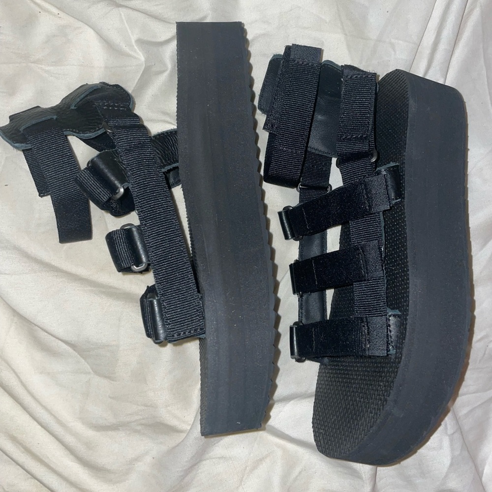 new never worn Teva Mevia sandals!!! 🖤